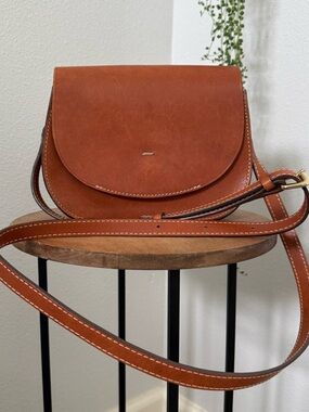 Linjer Classic Saddle Crossbody Bag in Cognac Brown